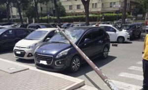 Villa San Giovanni: palo della luce su un'auto, tragedia sfiorata. Tutti i dettagli