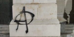 scritte anarchiche statua san paolo reggio calabria